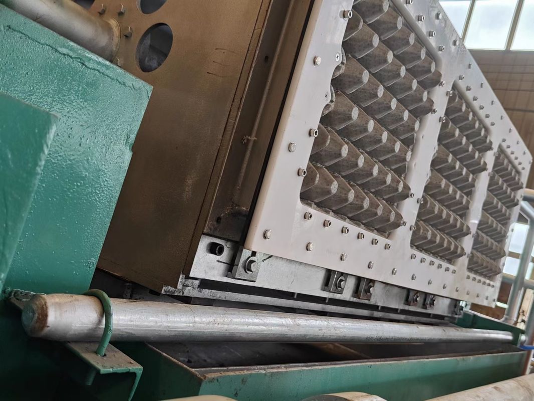 Macchina per la produzione di vassoi per uova di carta 3 x 4 rotativa Linea di produzione di muffe Compatta e facile da usare Produrre 2000 vassoi per uova all'ora