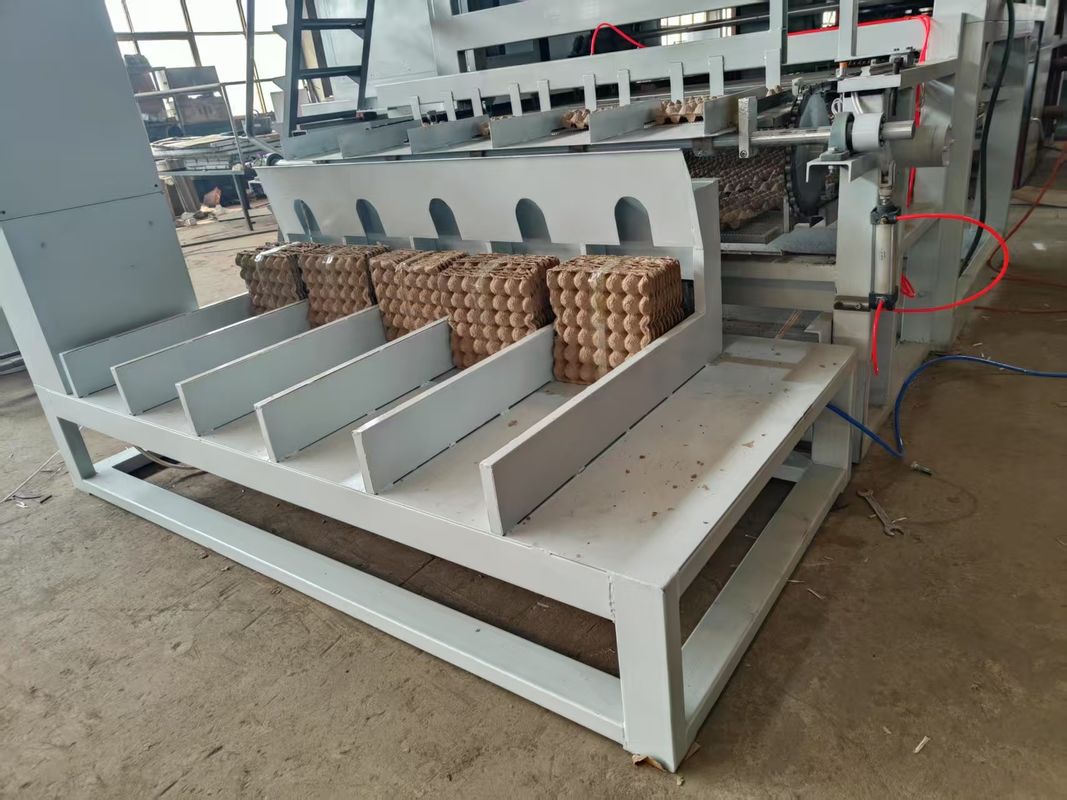 Macchina per stampare la polpa di carta riciclabile Grande capacità 1500pcs/h-6000pcs/h Macchina per vassoi per uova Linea di produzione di cartoni di uova