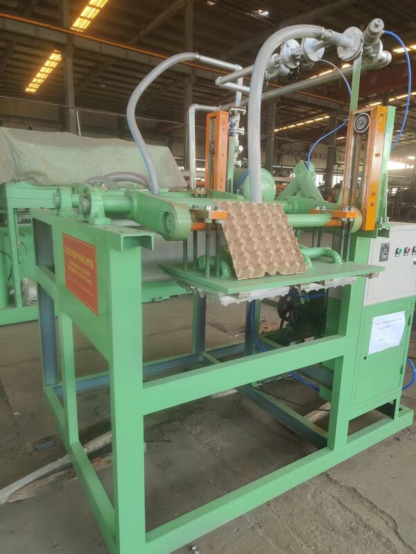 Macchina semiautomatica per vassoi di uova di carta 700pcs/h-1500pcs/h Linea di produzione di cartoni di uova automatici riciclati