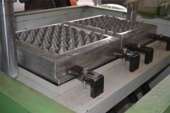 Macchina per fabbricare le scatole di cartone bassa dell'uovo di capacità 700pcs due muffe con la certificazione del CE